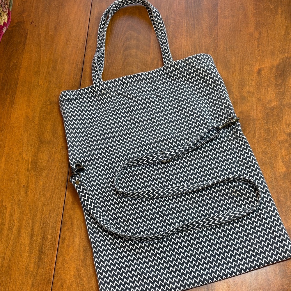 Billabong Black and White Cotton Patterned Messenger Bag/ Tote - Picture 4 of 10